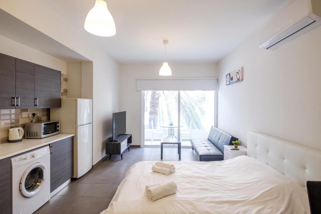 לרנקה Spacious Studio Downtown מראה חיצוני תמונה