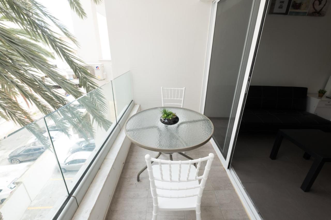 לרנקה Spacious Studio Downtown מראה חיצוני תמונה